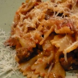 Farfalle with vegetable meat sauce